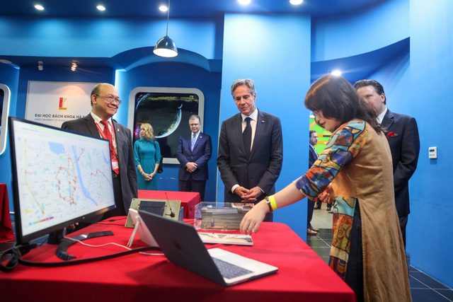 Ngoại trưởng Hoa Kỳ tham quan trưng bày sản phẩm công nghệ sáng tạo tại Đại học Bách khoa Hà Nội - Ảnh 1.