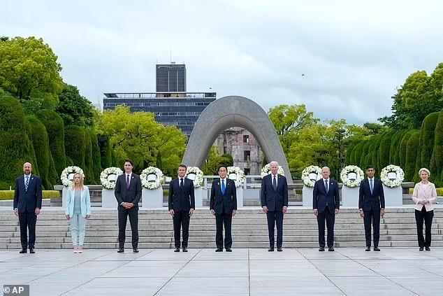 Các nhà lãnh đạo G7 chụp ảnh kỷ niệm tại đài tưởng niệm ở Bảo tàng Hiroshima sáng 19-5. Ảnh: AP