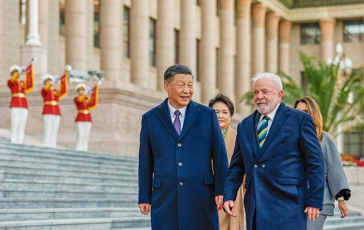 Chủ tịch Trung Quốc Tập Cận Bình (bên trái) và Tổng thống Brazil Luiz Inacio Lula da Silva - Ảnh: REUTERS 