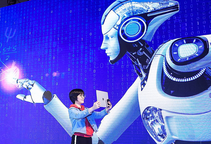 Một sinh viên dùng thử ứng dụng học bằng AI tại Bắc Kinh. Ảnh: China Daily