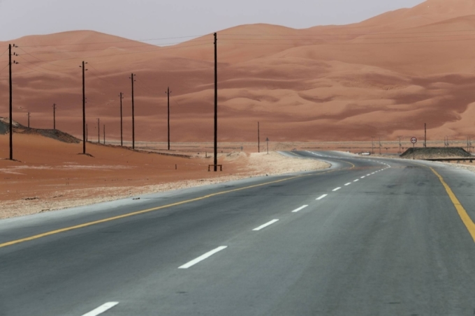 Một xa lộ chạy xuyên qua cảnh quan khô cằn của Arab Saudi. Ảnh: Reuters