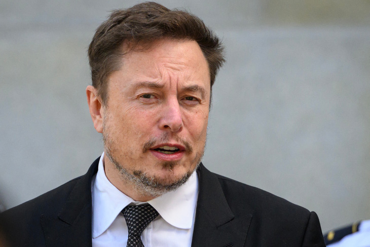 Tỉ phú Elon Musk trả lời báo giới sau cuộc họp ở Điện Capitol, Washington, ngày 13-9 - Ảnh: AFP
